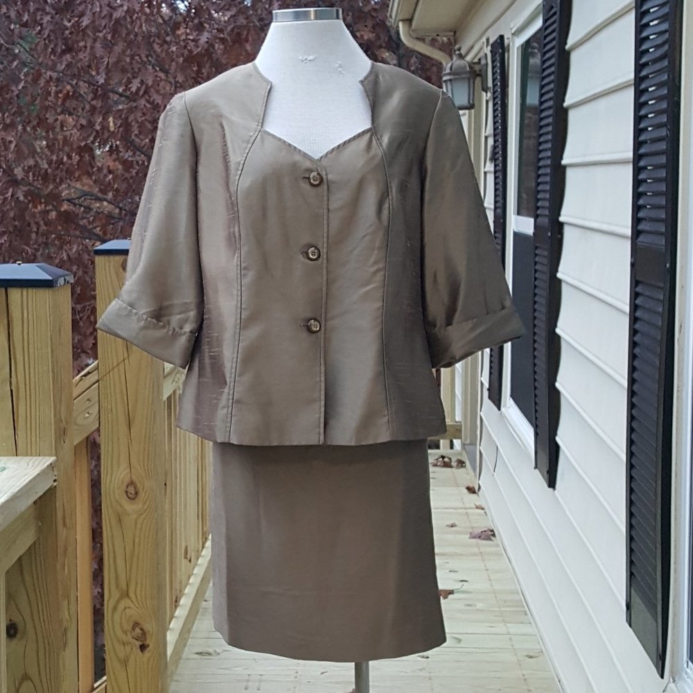 Preowned Dana Kay Tan 3/4 Sleeve Skirt Set